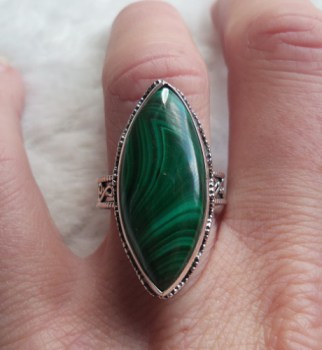 Zilveren ring met marquise Malachiet in bewerkte setting 18 mm